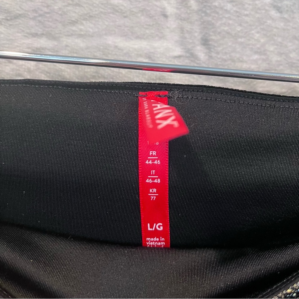 Spanx Velvet Shine Legging - Black & Good Metallic Soft Medium Shaping - Large - Picture 9 of 10